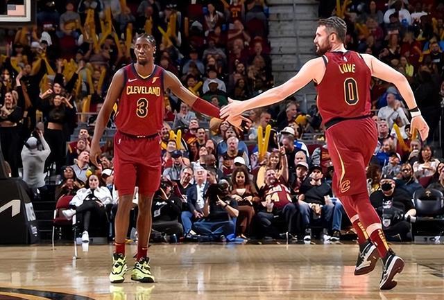 内维尔点评曼联失球：责任完全在门将巴因迪尔，他必须更强硬