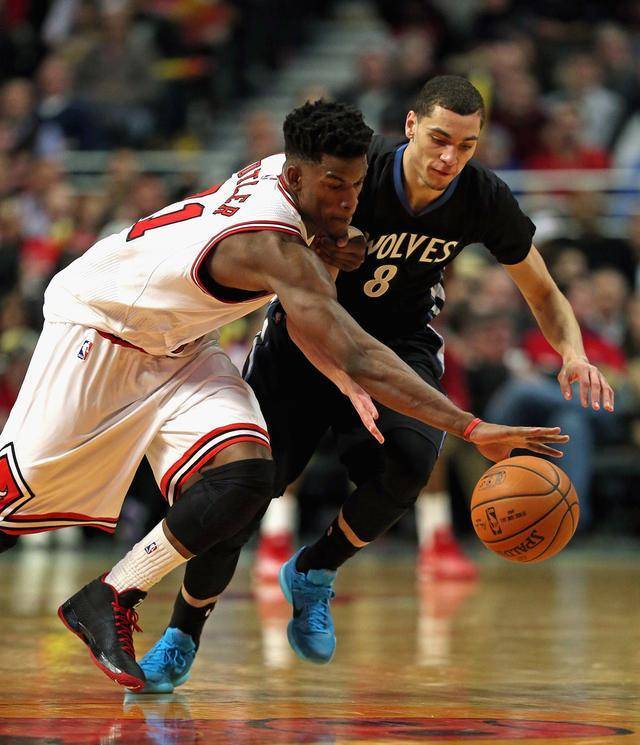 短道速滑——世锦赛：张楚桐获女子1500米B组决赛第一名.